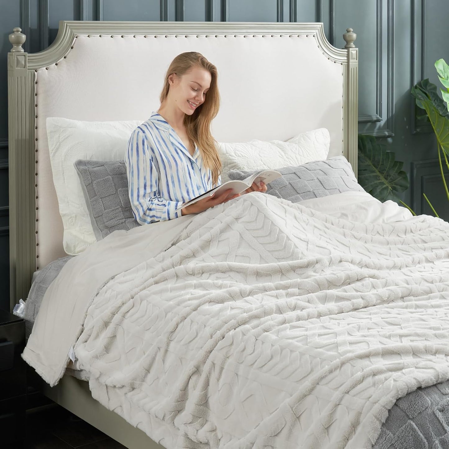 Faux Fur Throw Blanket for Couch, Jacquard Fuzzy Plush Soft Thick Winter Throw Blanket for Sofa Bed Living Room Bedroom，60"X80" Beige