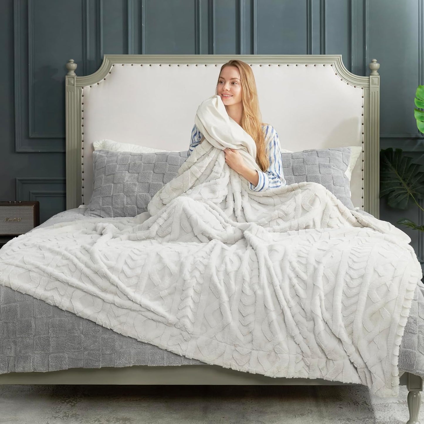 Faux Fur Throw Blanket for Couch, Jacquard Fuzzy Plush Soft Thick Winter Throw Blanket for Sofa Bed Living Room Bedroom，60"X80" Beige