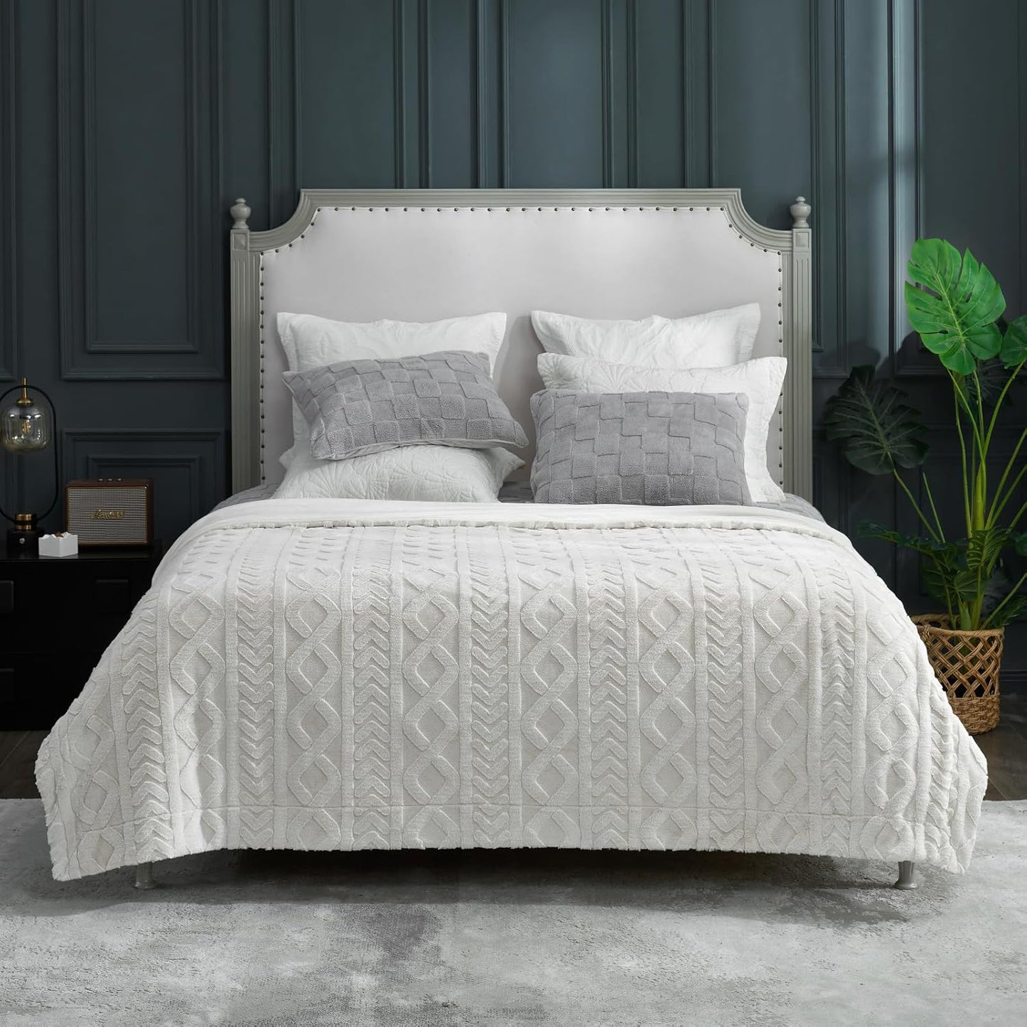 Faux Fur Throw Blanket for Couch, Jacquard Fuzzy Plush Soft Thick Winter Throw Blanket for Sofa Bed Living Room Bedroom，60"X80" Beige